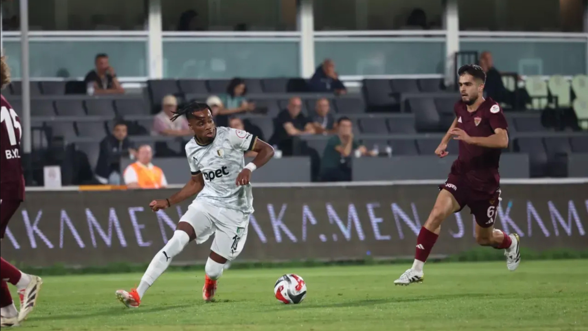 Hatayspor taraftarından takıma protesto: Binlerce kilometre yol gelip ilk yarıda stattan çıktılar