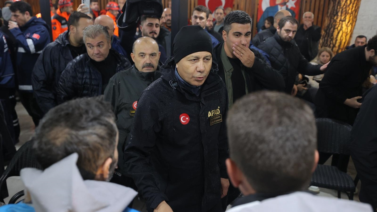 İçişleri Bakanı Ali Yerlikaya, Balıkesir’de deprem bölgesini ziyaret etti