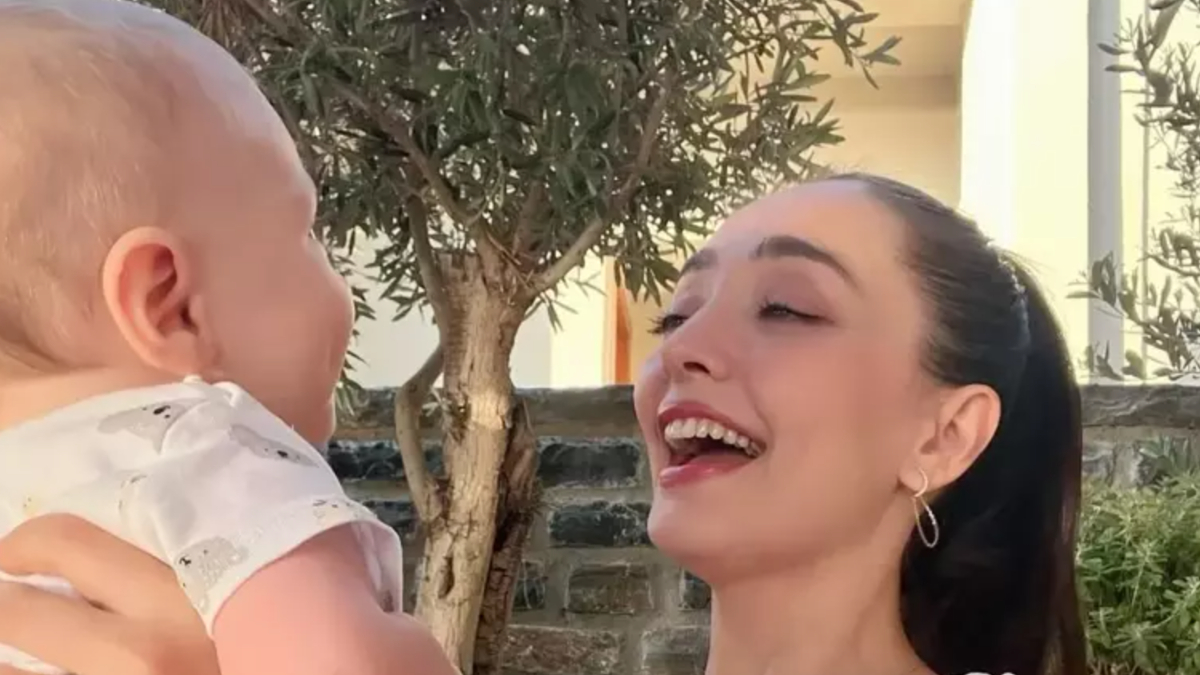 İlk kez anne olan oyuncu Zeynep Tuğçe Bayat minik oğlu Atlas’ın son halini paylaştı