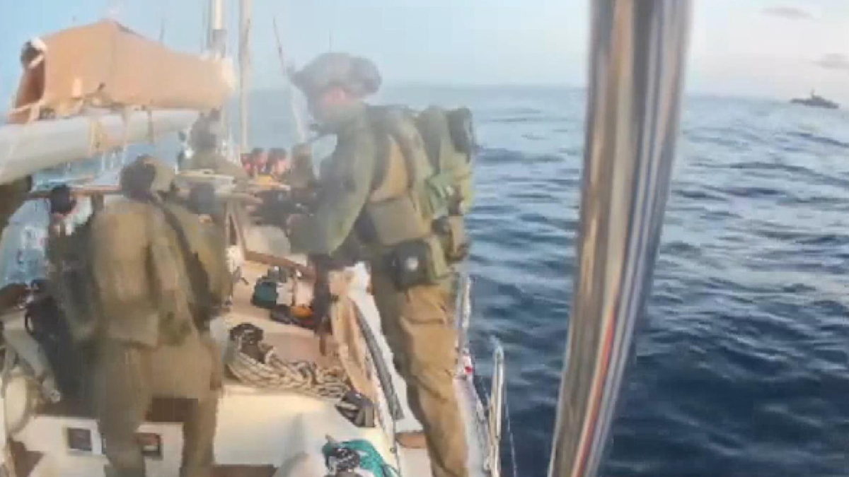 İsrail askerlerinin Sumud Filosu’ndaki tekneye baskın anı görüntülendi