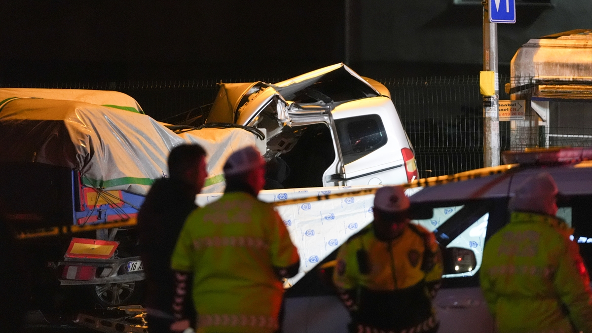 İstanbul Sultanbeyli’de polisten kaçan aracın tıra çarptı: 1 ölü