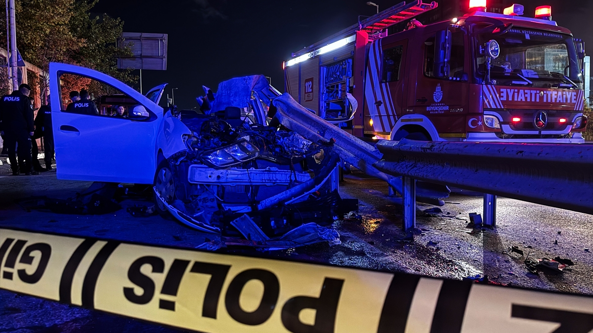 İstanbul Ümraniye’de bariyerlere saplanan otomobildeki 1 kişi öldü
