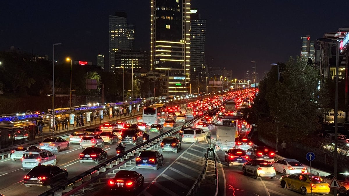 İstanbul’da akşam saatlerinde trafik yoğunluğu yaşanıyor