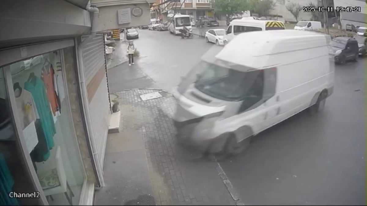 İstanbul’da freni boşalan minibüs dükkana daldı: O anlar kamerada