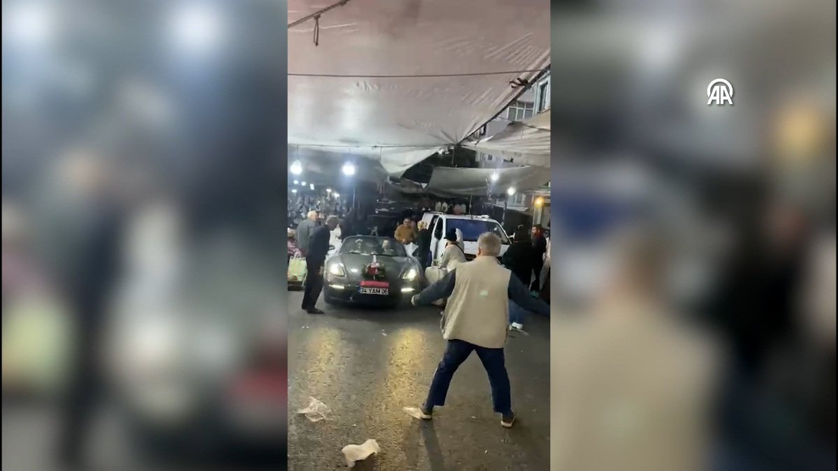 İstanbul’da gelin arabası semt pazarına girdi