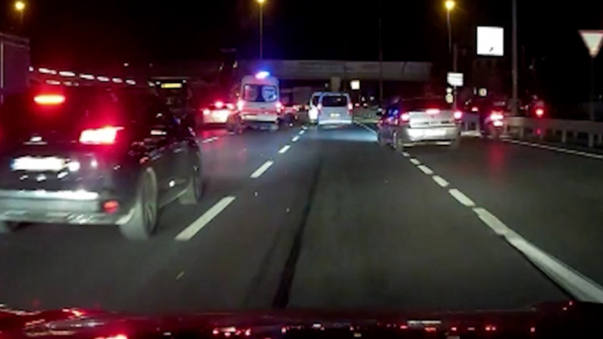 İstanbul’da kazada motosikletten fırlayan kişi ambulansın altında kaldı