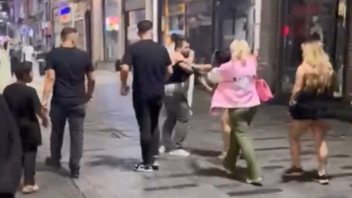 İstanbul’da kemerli tekmeli yumruklu kavgalar kamerada