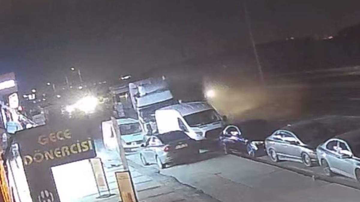 İstanbul’da kontrolden çıkan TIR park halindeki araçları biçti