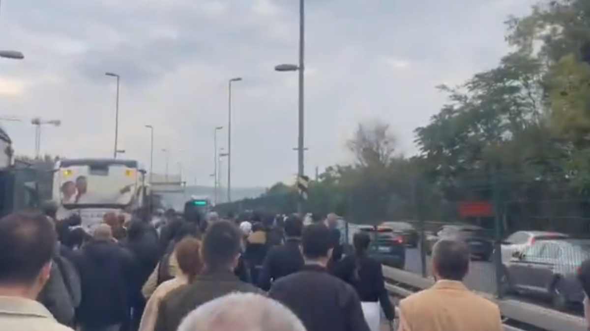 İstanbul’da metrobüs bozuldu, vatandaşlar isyan etti