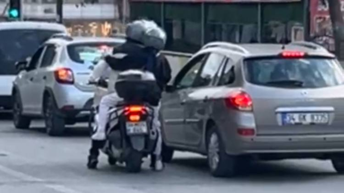 İstanbul’da motosiklet sürücüsü aracın camına yumruk attı: Aynasını kırdı