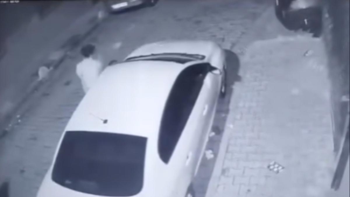 İstanbul’da park halindeki araçların aynalarının yumrukla kırdı