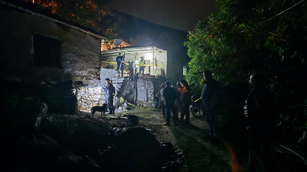 İzmir’de bir şahıs oğlunu öldürüp eşini ağır yaraladı