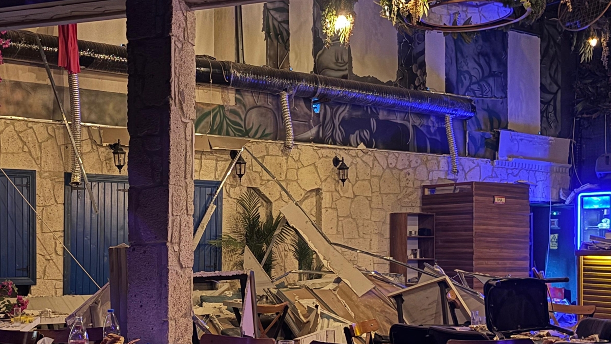 İzmir’de eğlence merkezinde duvar çöktü: 6 kişi yaralandı