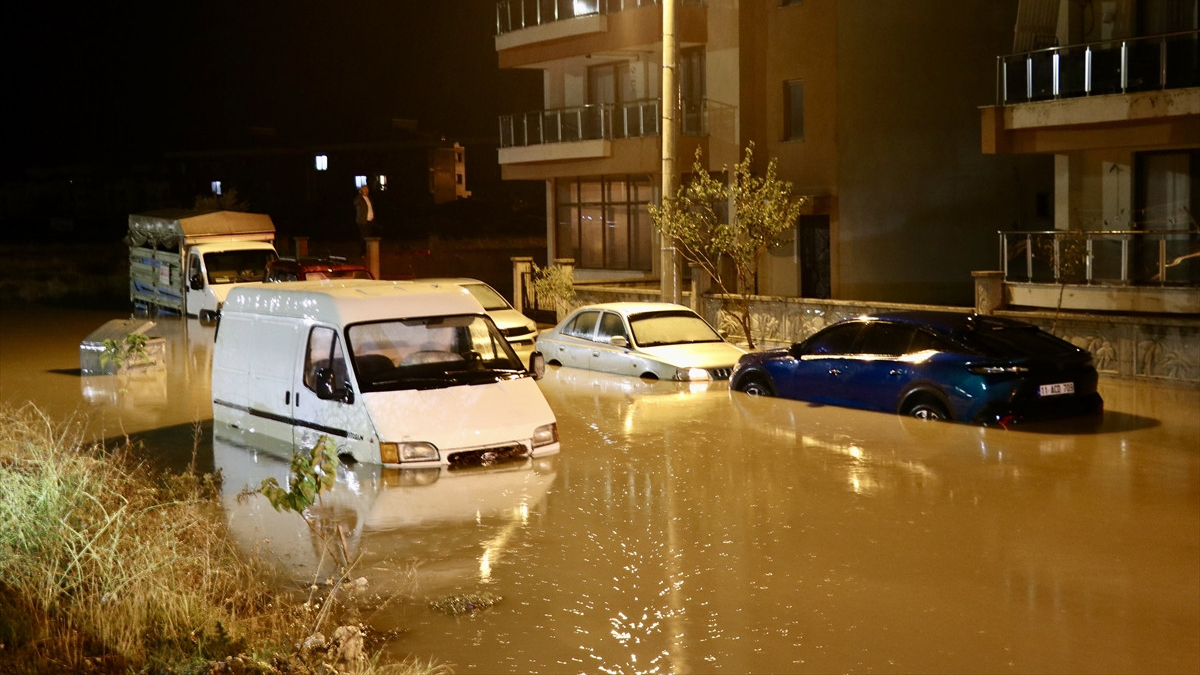 İzmir’de sağanak etkili oldu: Otomobiller mahsur kaldı