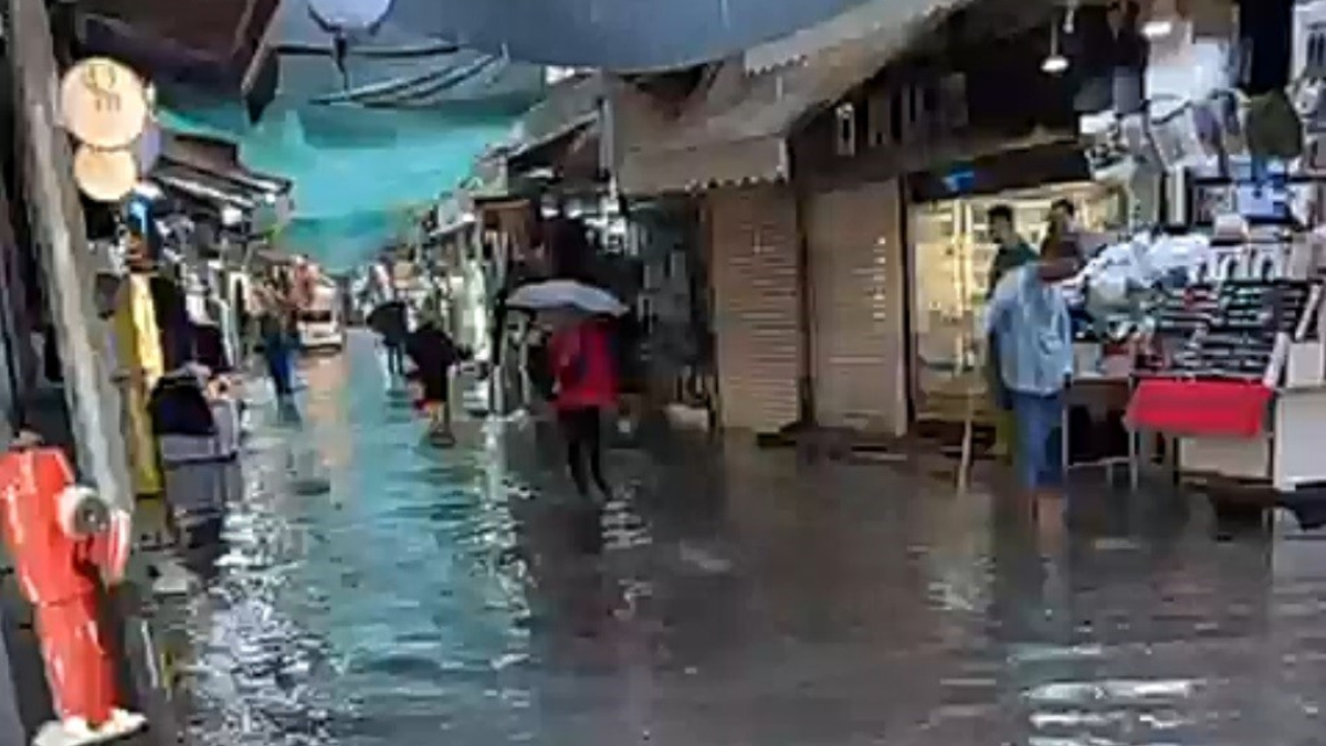 İzmir’de sağanak: Kemeraltı Çarşısı’nda su birikintileri