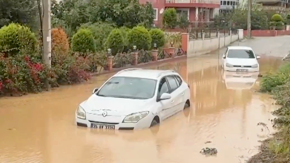 İzmir’de sel felaketinde cadde ve sokaklar sular altında kaldı