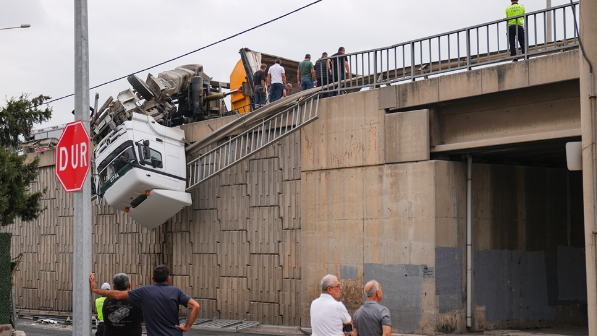 İzmir’de tırın viyadükte asılı kaldığı anlar kameraya yansıdı