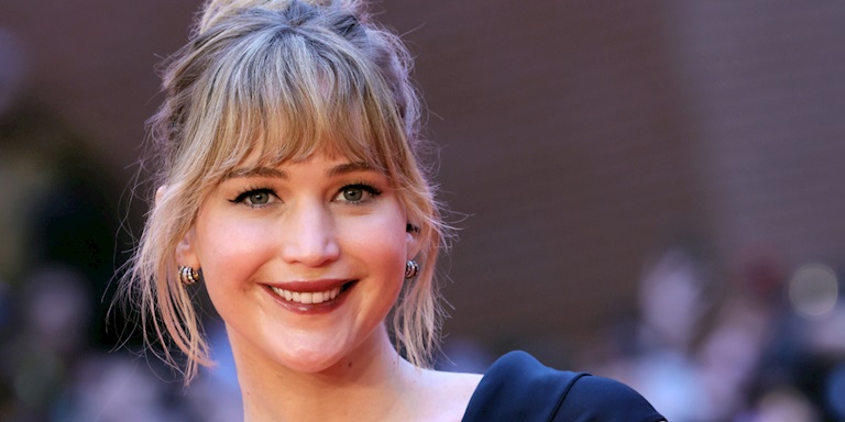 Jonathan Anderson’ın İlk Dior Koleksiyonu, Jennifer Lawrence’la Kırmızı Halıda