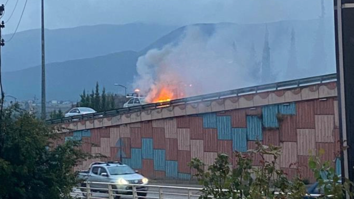 Karabük’te seyir halindeki otomobilin motor kısmından alevler yükseldi