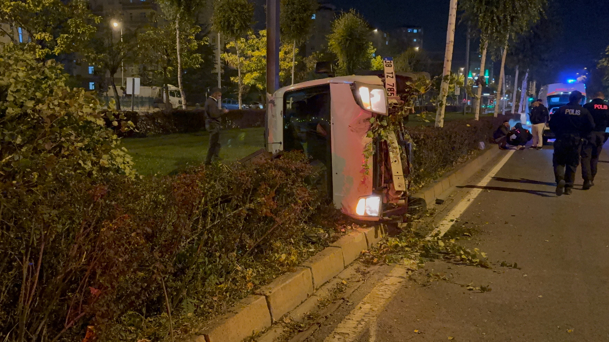 Kayseri’de ağacı devirip yan yatan araçtan burunları bile kanamadan çıktılar