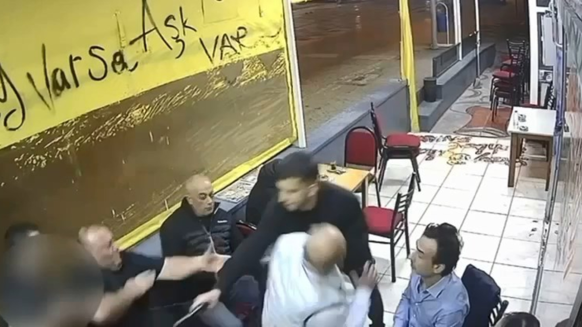 Kocaeli’de çay ocağında otururken silahla vuruldu: O anlar kamerada