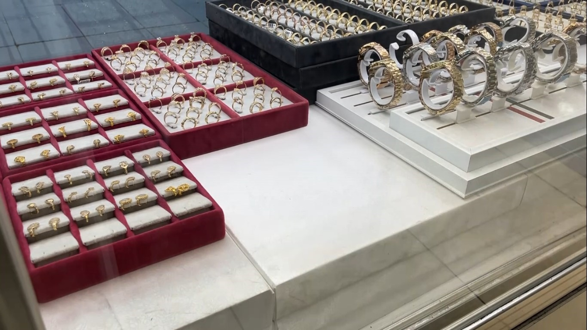 Konya’da altın hırsızlığı kamerada: İkisi oyaladı, biri vitrinden çaldı