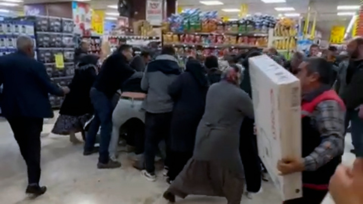 Konya’da indirim izdihamı: 32 ekran televizyon için birbirlerini ezdiler