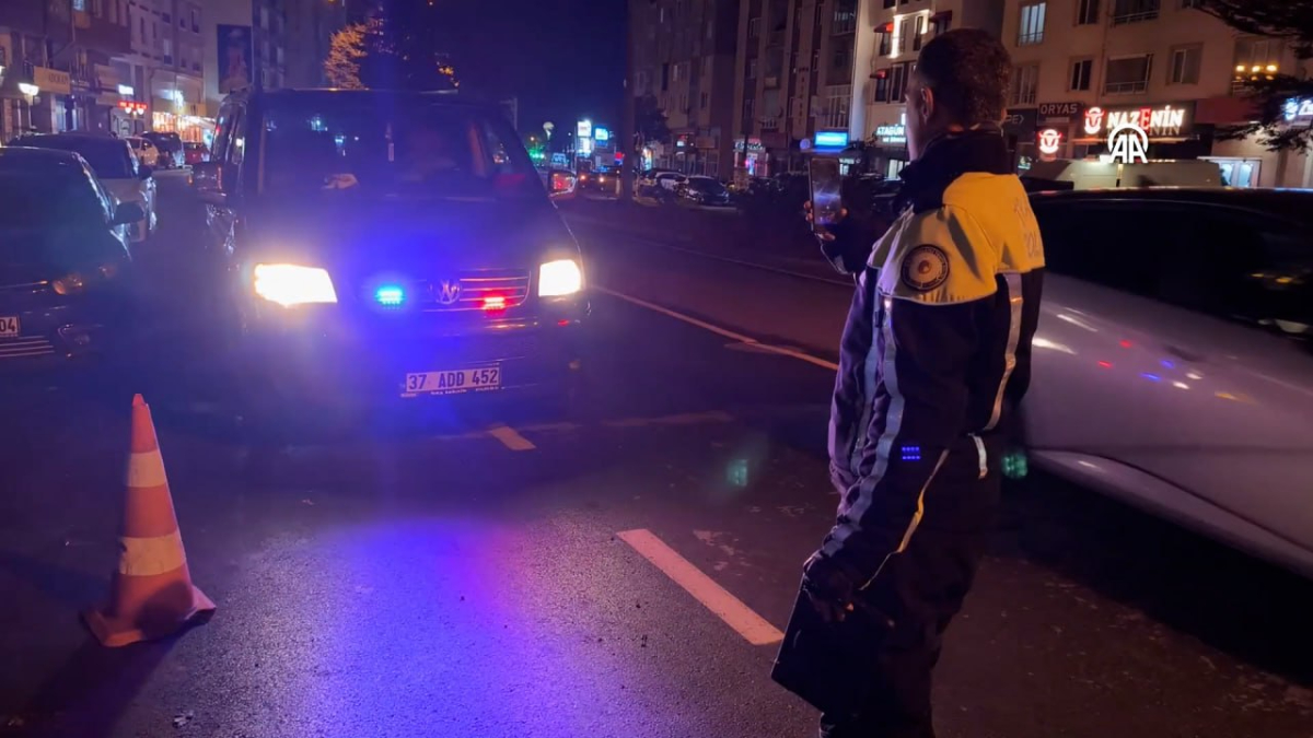 Kütahya’da bir sürücü polis merkezine usulsüz kullandığı çakarla gelince cezadan kaçamadı