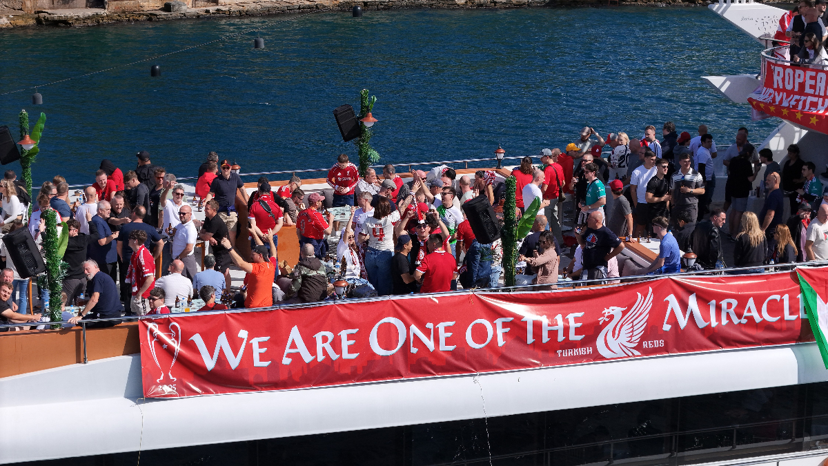 Liverpool taraftarı İstanbul’da Boğaz turu yaptı
