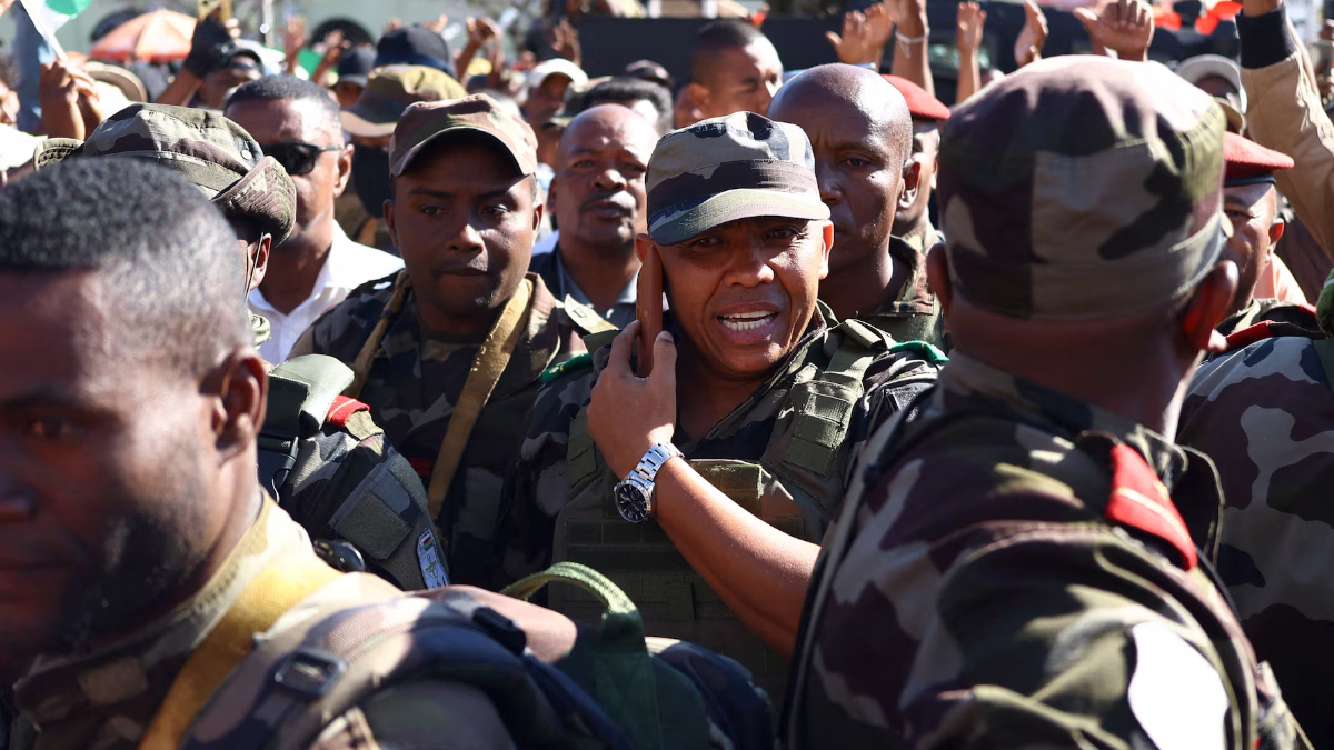 Madagaskar’da Cumhurbaşkanı ülkeyi terk etti: Ordu yönetime el koydu