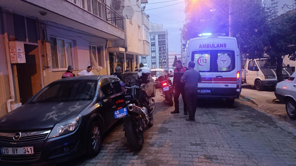 Manisa’da bıçaklı kavgada dayı ve yeğen birbirini yaraladı