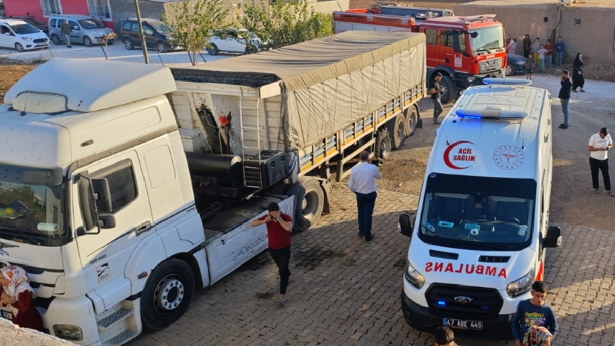 Mardin’de babasının kullandığı tırın altında kalan çocuk can verdi