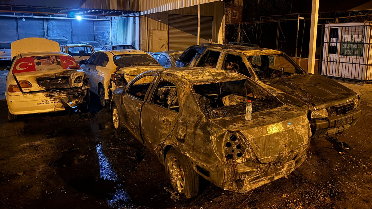 Mersin’de kimliği belirsiz bir kişi park halindeki 5 aracı kundakladı