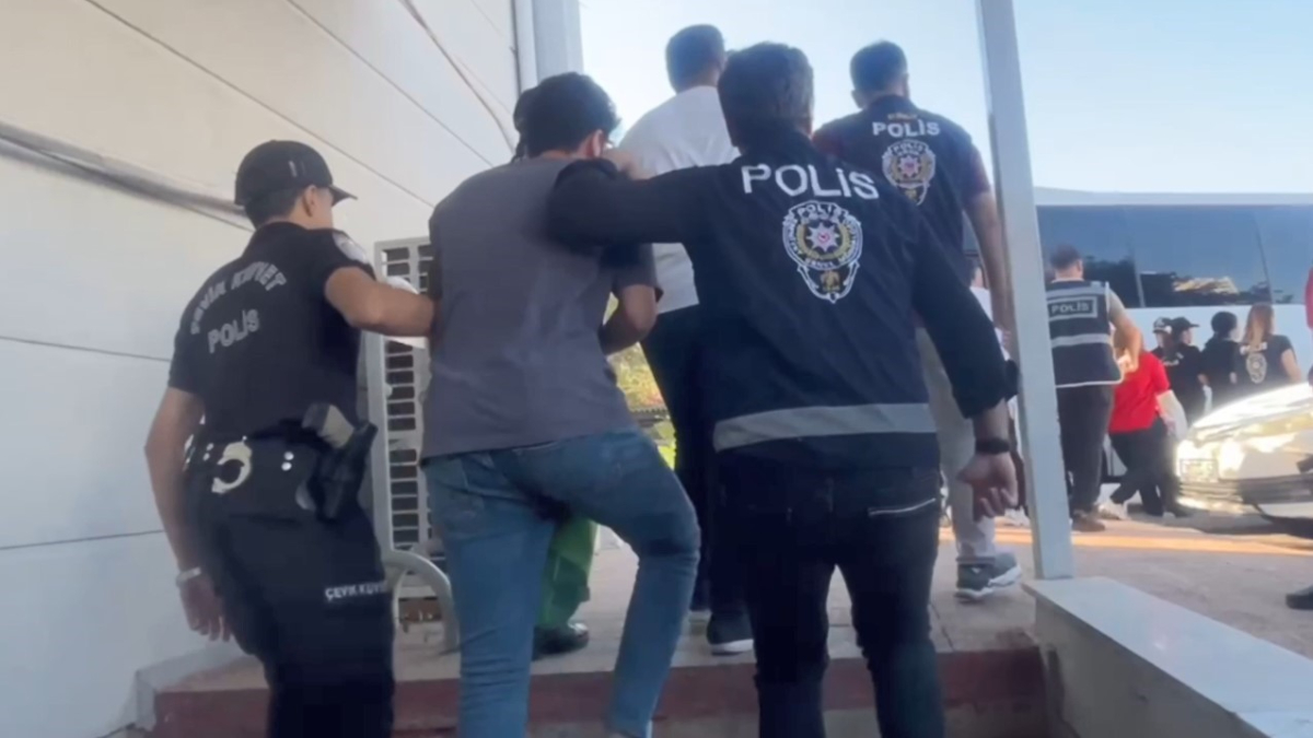 Mersin’de sosyal medya dolandırıcılarına operasyon: 5 tutuklama
