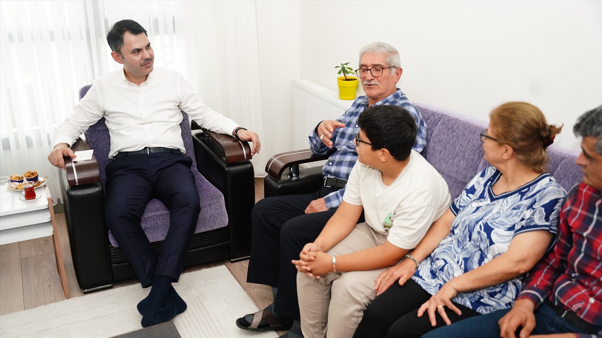 Murat Kurum Hatay’da depremden etkilenen Açıkgöz ailesini ziyaret etti