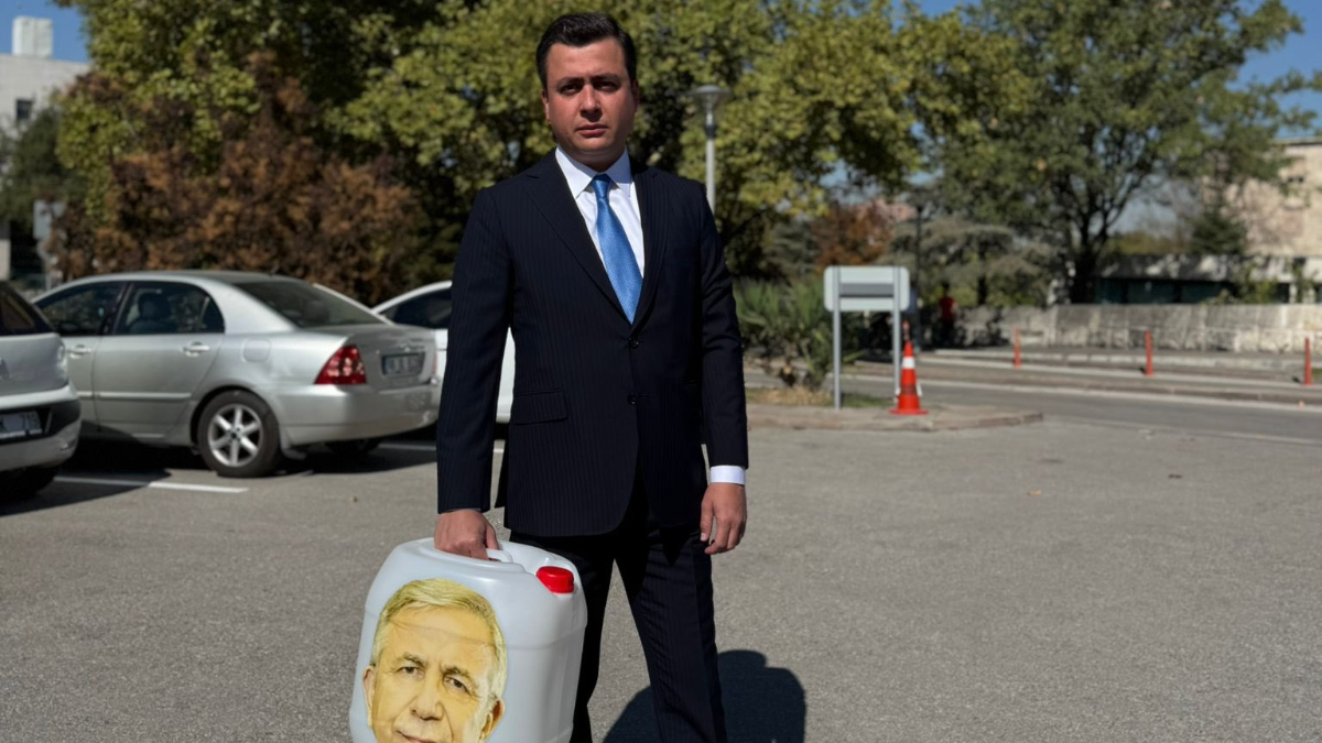 Osman Gökçek, Mansur Yavaş’ın fotoğrafının olduğu bidonlarla Meclis’e geldi