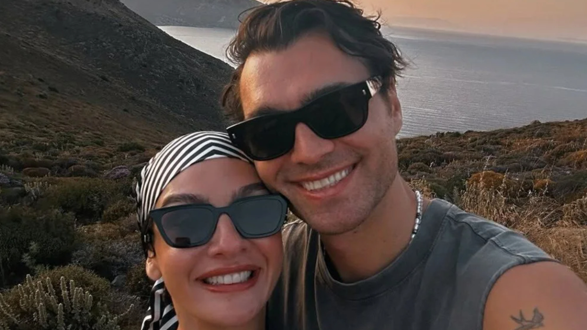 Oyuncu Hakan Kurtaş takipçilerini geçmişe götürdü: “İyi ki annem ve babam”