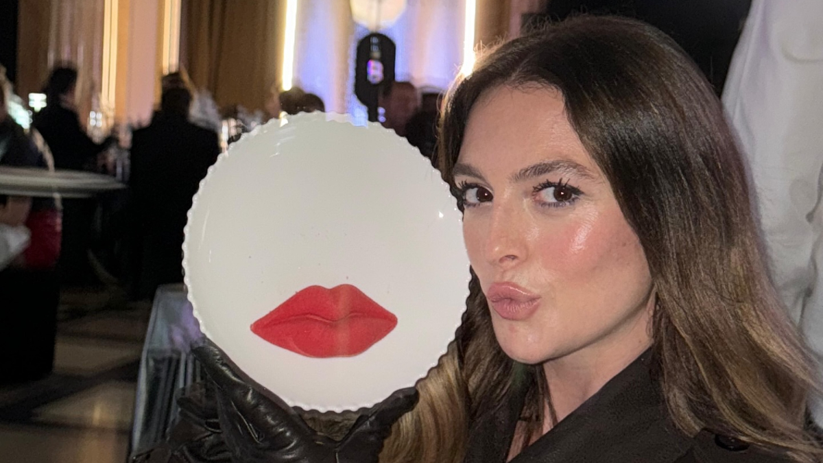 Oyuncu Melis Sezen Bükreş’te! Yine dikkatleri üzerine çekti