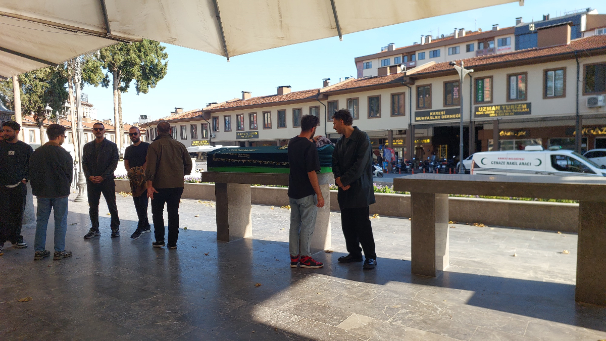 Oyuncu Uraz Kaygılaroğlu’nun acı günü: 82 yaşında babaannesini kaybetti