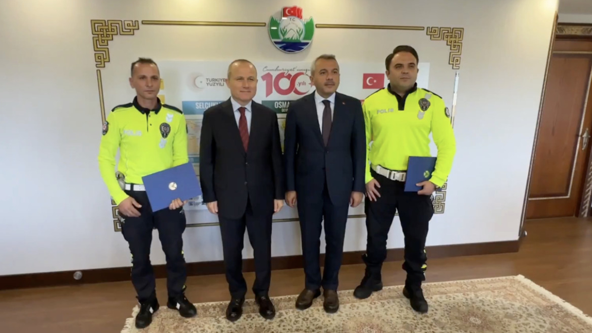 Rize’de Cumhurbaşkanı konvoyunun geçişi sırasında kazayı önleyen polislere ödül