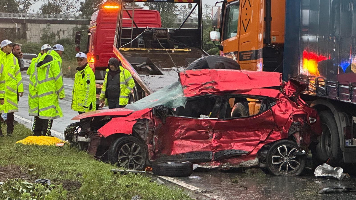 Rize’de kontrolden çıkan otomobil TIR’a çarptı: 3 ölü