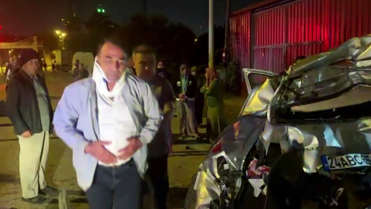 Sakarya’da otomobil kağıt gibi ezildi: Sürücü yürüyerek ambulansa gitti