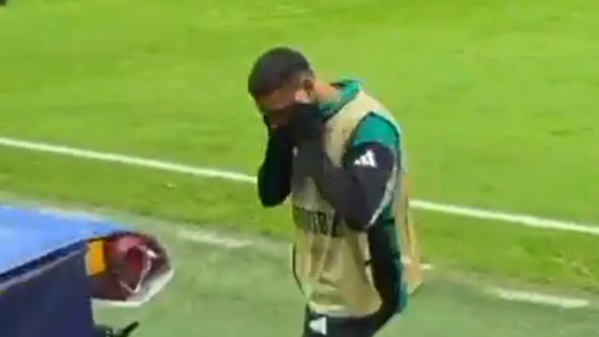 Salah, ıslıklardan dolayı kulağını tıkadı