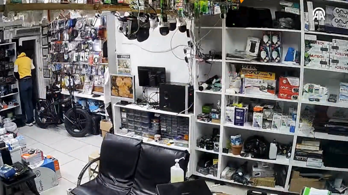 Sındırgı depreminin şiddeti kameralarda