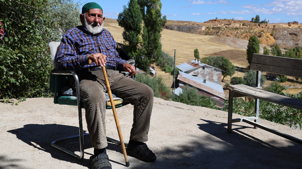 Sivas’ta 95 yaşındaki yaşlı adam sağlığını süt ürünleri ile koruyor