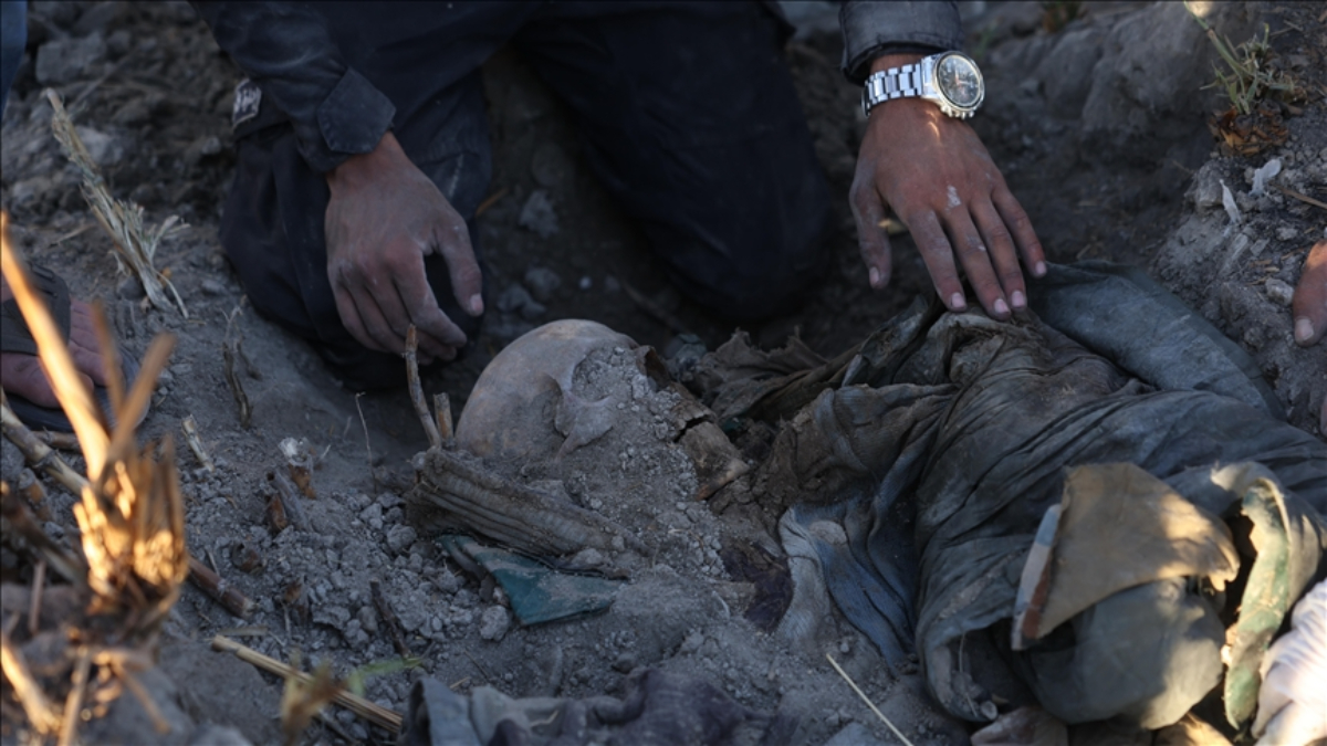 Suriye’nin Humus ilinde toplu mezarda 16 ceset bulundu