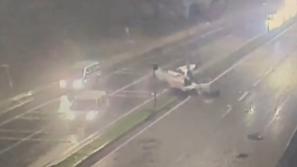 Tekirdağ’da direğe çarpan otomobil ikiye ayrıldı