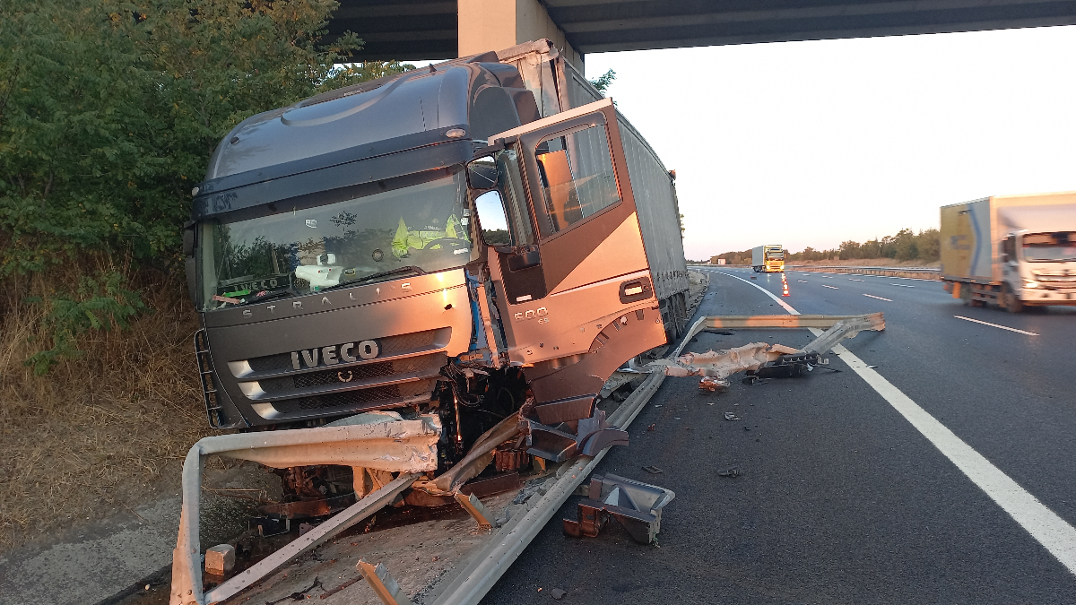 TEM Otoyolu’nda tır kazası: Bariyerleri parçaladı