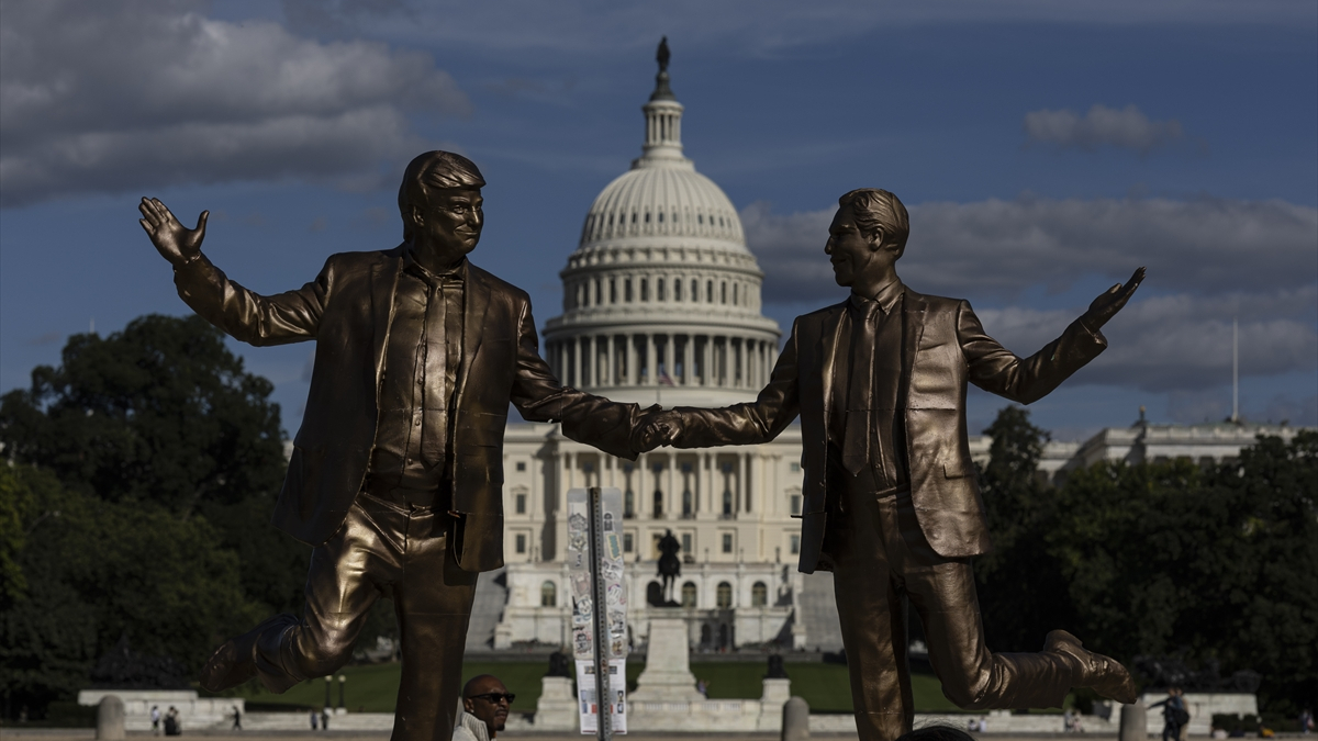 Trump ve Epstein heykeli, yeniden Kongre binası önünde