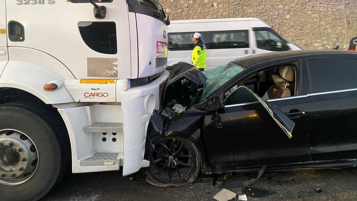 Van’da yakıt tankeri ile otomobil kafa kafaya çarpıştı: 2 ölü 4 yaralı